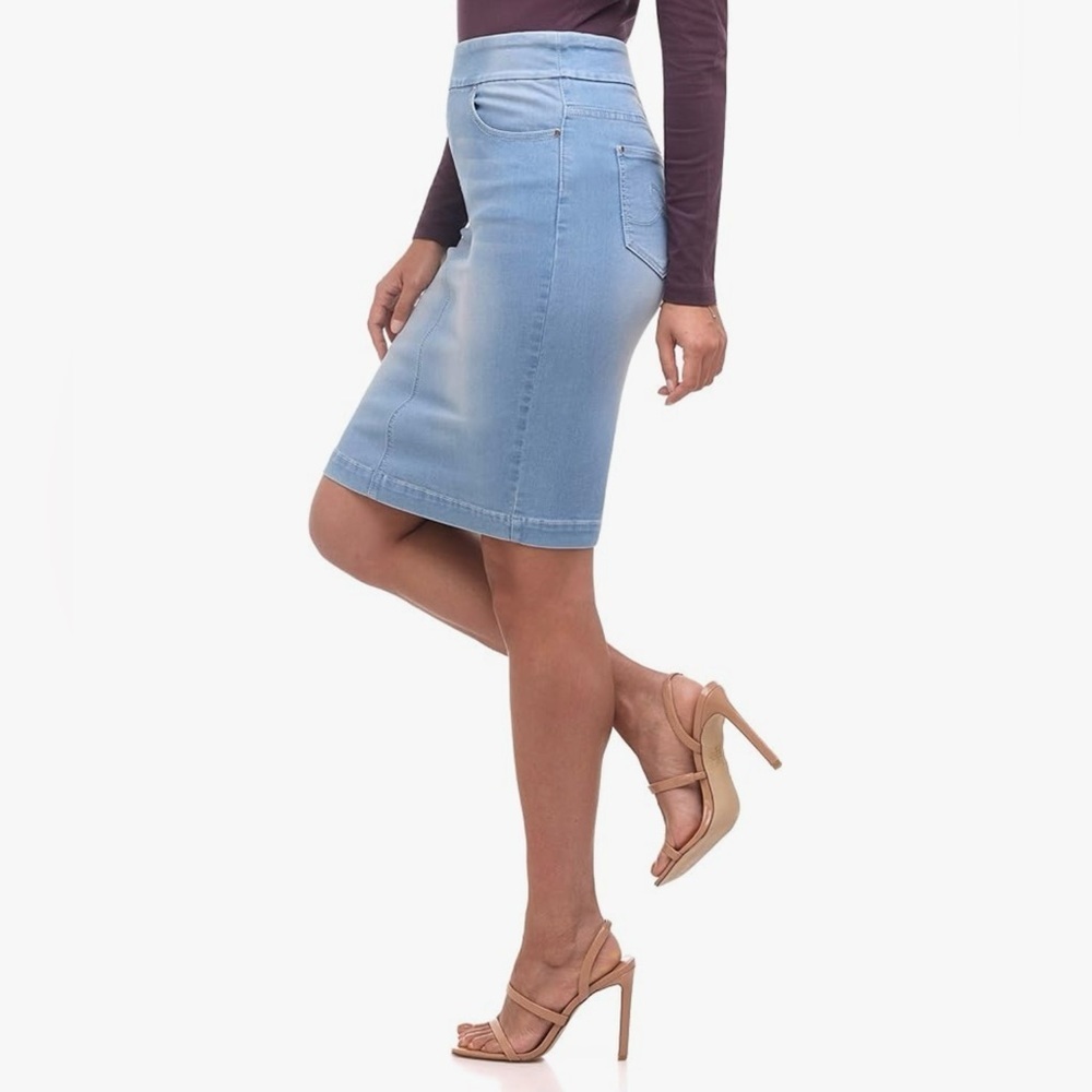 NWOT Rekucci Ease Into Comfort Pull-On Stretch Light Wash Denim Skirt Size 10 - Picture 2 of 8